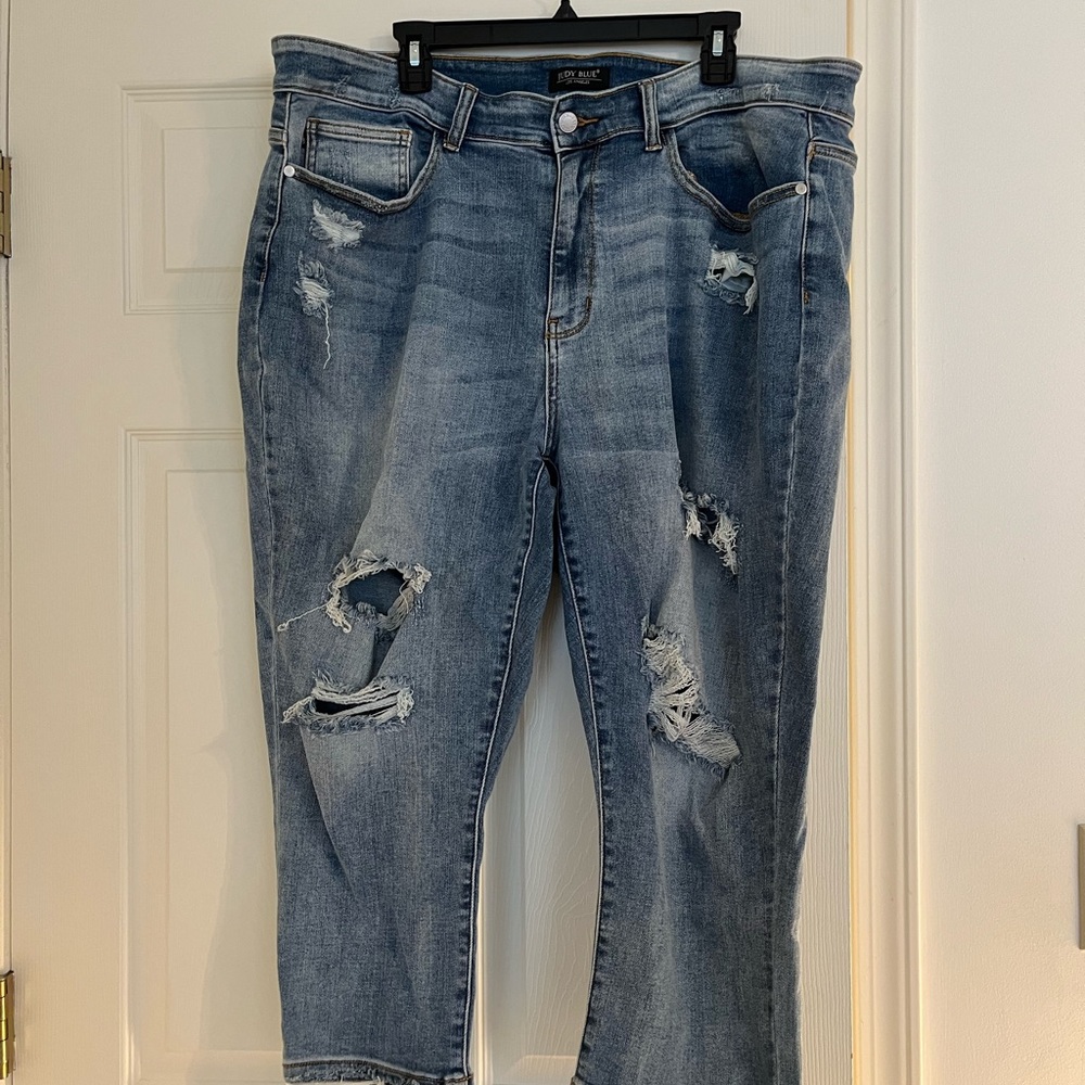 Plus Size Distressed Capri Jeans